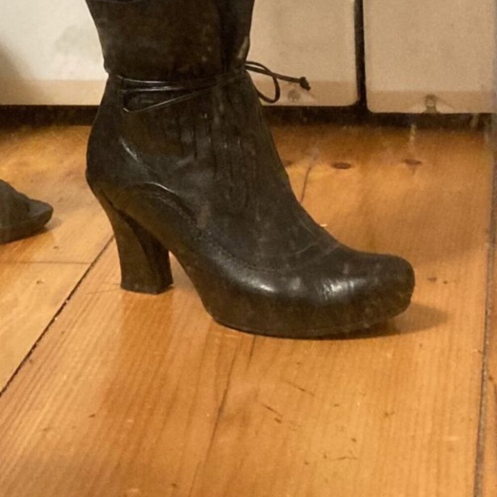 Stunning Earthies brand leather heeled boots add drama to any outfit Size 8.5M